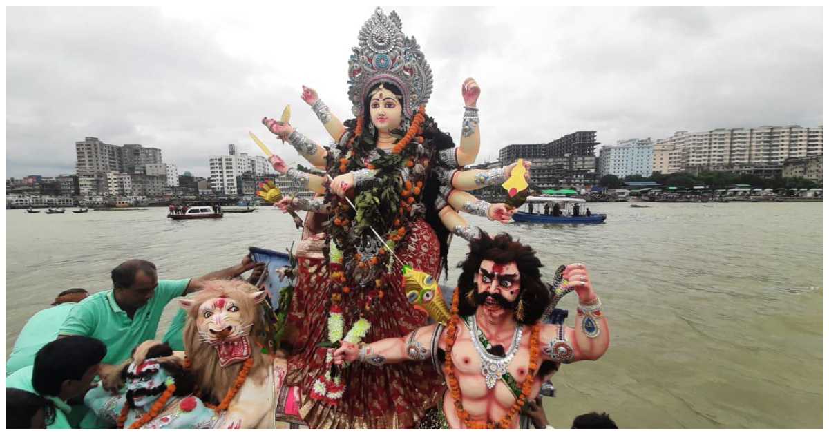 পাঁচ দিনব্যাপী শারদীয় দুর্গাপূজা বৃহস্পতিবার দেবী দুর্গার প্রতিমা বিসর্জনের মাধ্যমে শেষ হয়। ছবি: বাসস